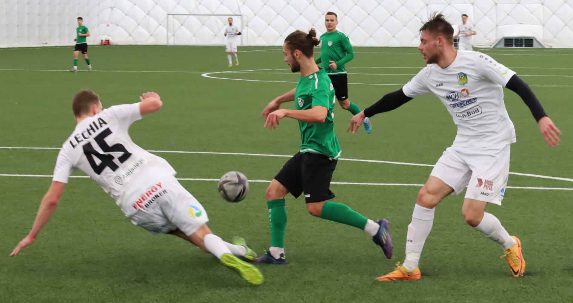 Siedmiu mężczyzn na boisku  Lechia wysoko przegrywa z Cariną Wynik jest druzgocący ZDJĘCIA