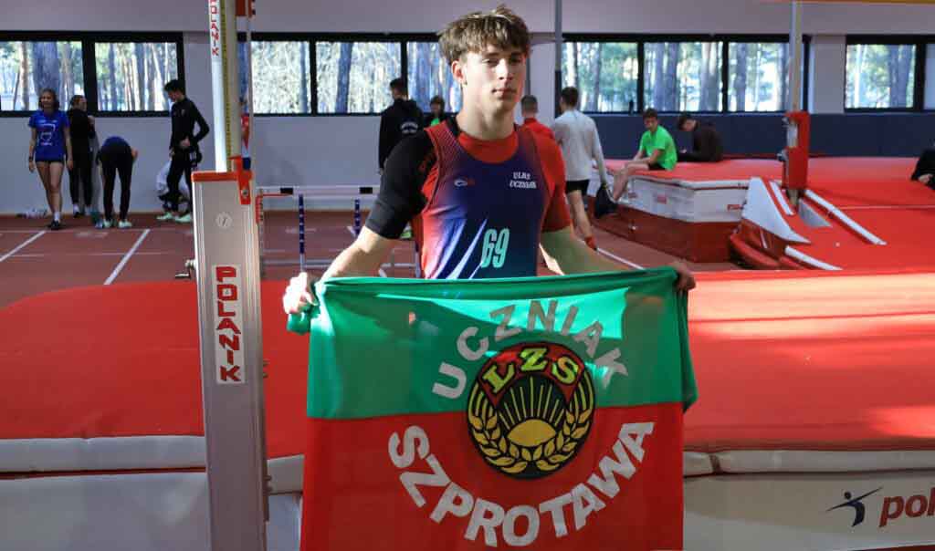 Chłopak z flagą z nadrukiem "Uczniak Szprotawa"