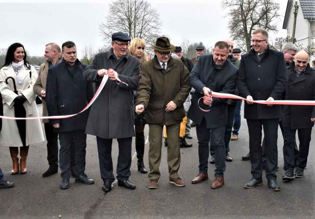 Oficjalne przecięcie wstęgi na wyremontowanej drodze powiatowej Fot. lubuskie.pl