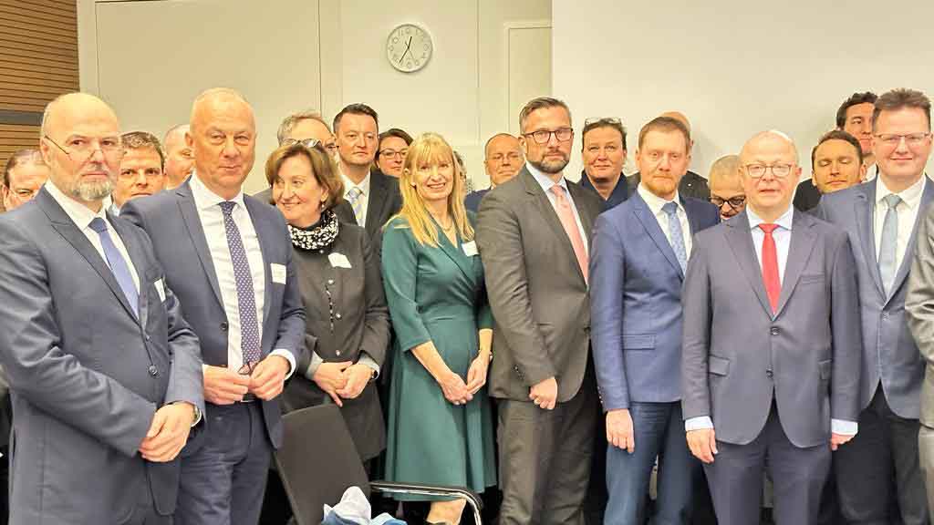 Wspólne zdjęcie uczestników Szczytu Kolejowego w Poczdamie.