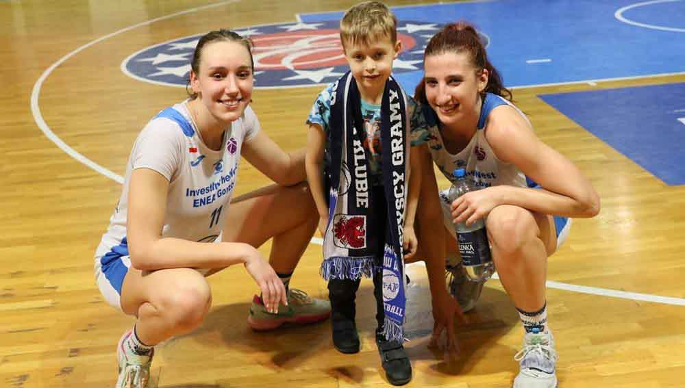 Mały kibic z szalikiem w towarzystwie dwóch kobiet