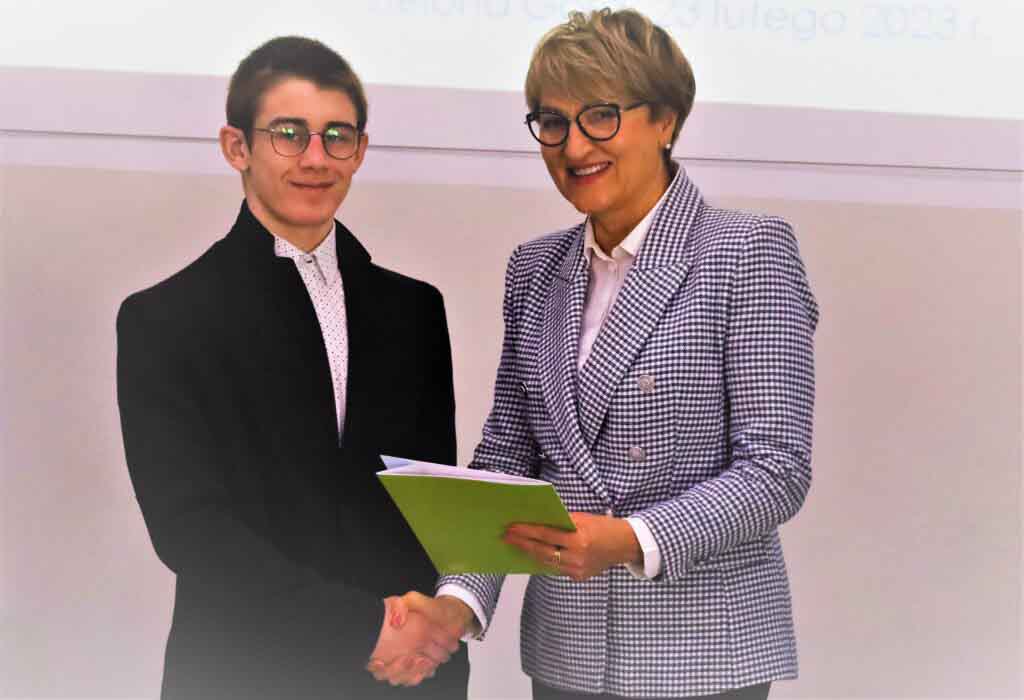 Kobieta gratulująca młodemu chłopakowi