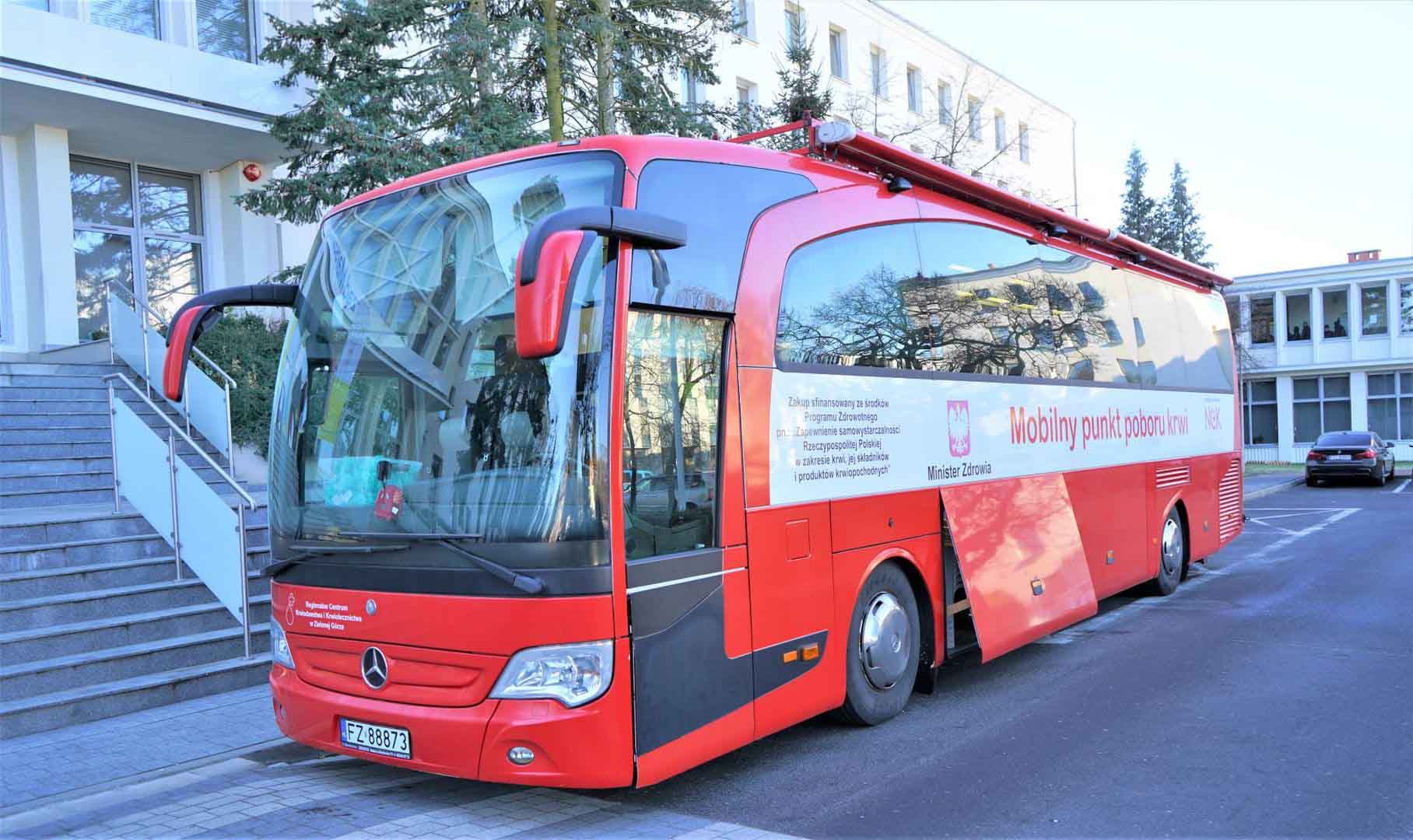 Taka inicjatywa to szansa, by pomóc innym. Fot. lubuskie.pl Krwiobus RCKiK zaparkowany przed UMWL w Zielonej Górze Prezent na wagę życia Na Dzień Kobiet oddaj krew