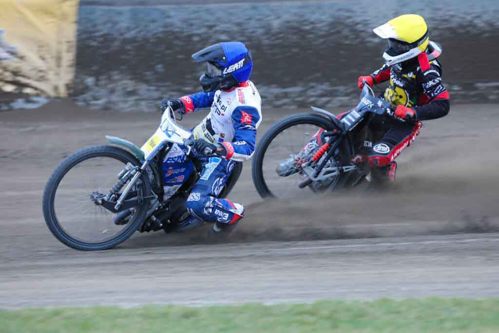 Dwie osoby ścigające się na motocyklach