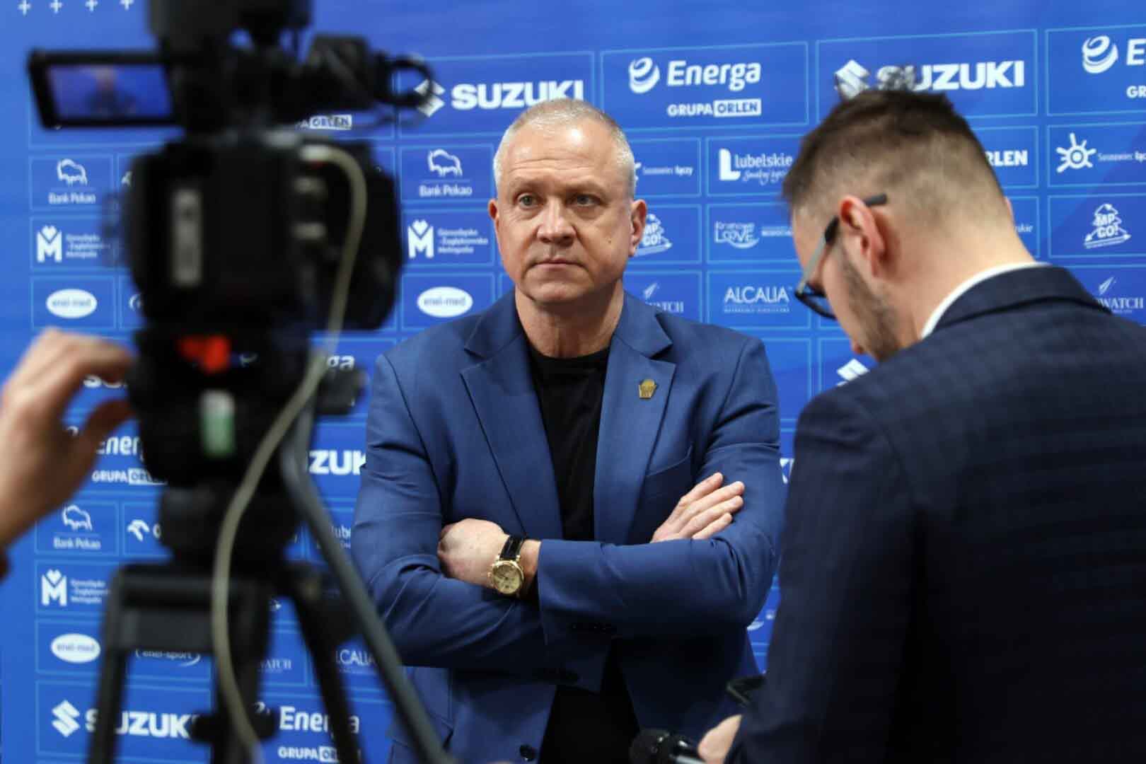 25022023_PKA_6807 Mężczyzna w garniturze stojący przed kamerą Trener Dariusz Maciejewski Najlepszy w ekstraklasie