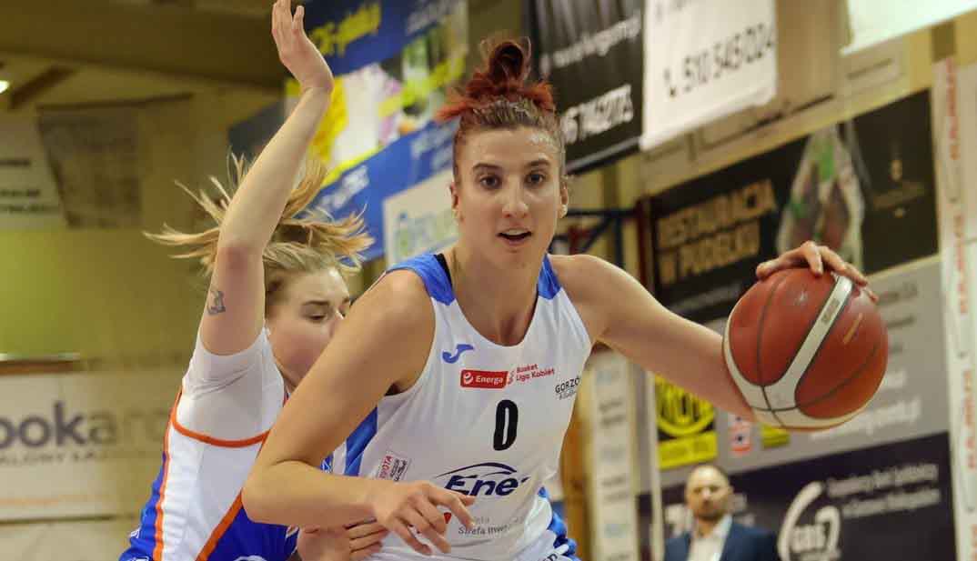 330312862_166070092919674_585222787060086051_n Dwie kobiety jedna z piłką do koszykówki Koszykarki z Gorzowa zakończyły sezon zasadniczy Prawie pękła setka