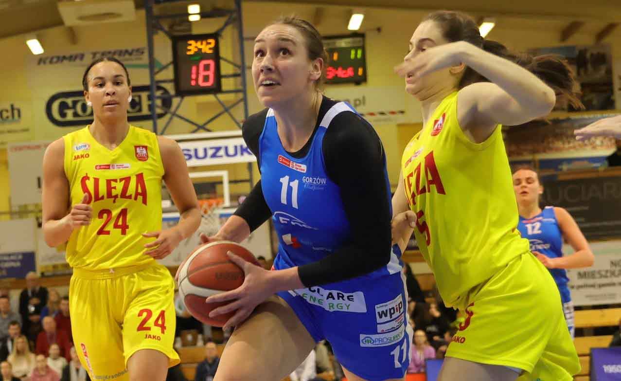 332773947_170966912414738_7268614104977644667_n Trzy kobiety w sportowych strojach jedna trzyma piłkę do koszykówki Koszykarki z Gorzowa idą jak po swoje Nie dały Ślęzie najmniejszych szans