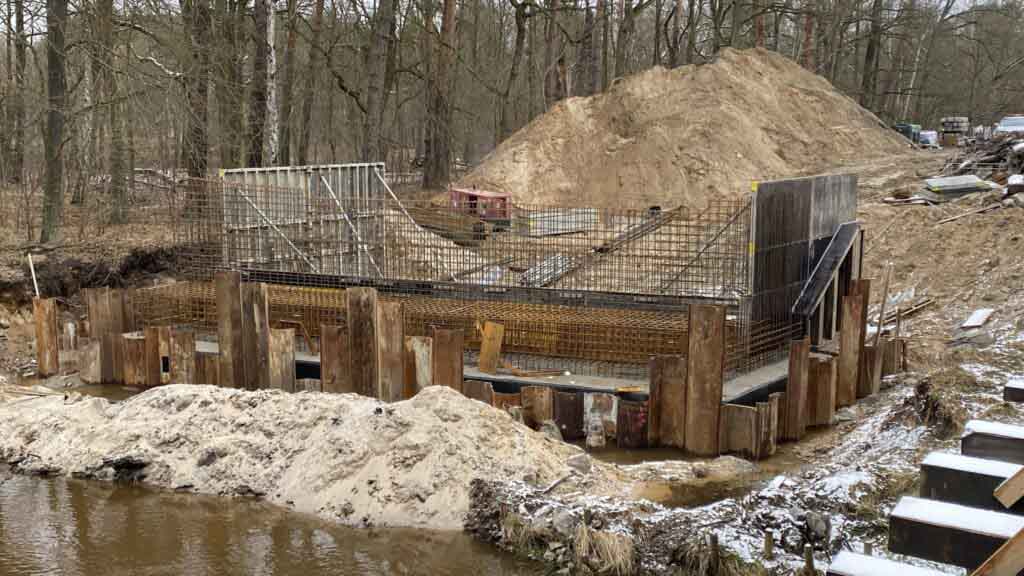 Część konstrukcji mostu, który powstaje w Żagańcu