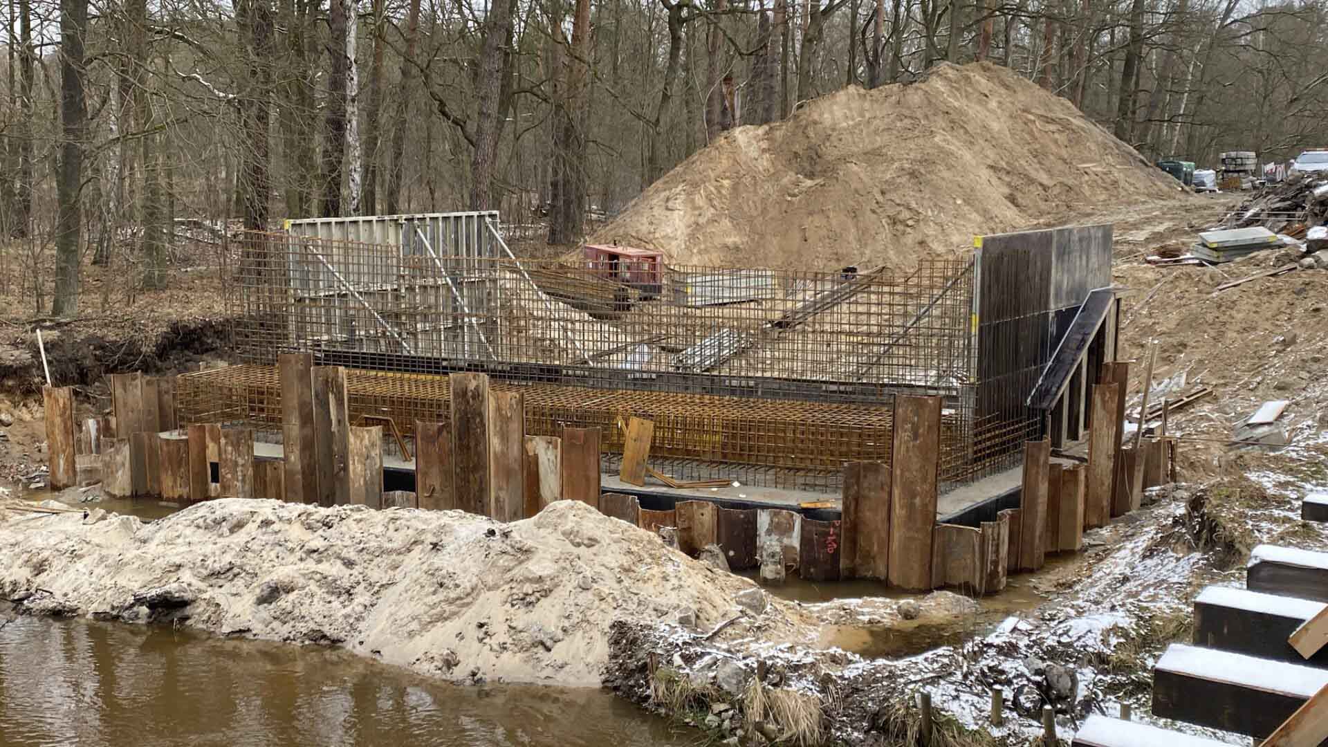 Część konstrukcji mostu który powstaje w Żagańcu  Nowy most w Żagańcu rośnie w oczach