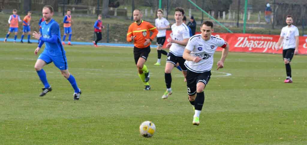 Siedmiu mężczyzn na boisku