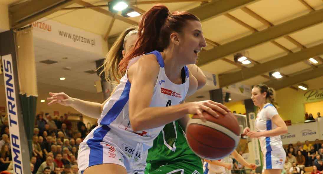 Kobieta z piłką do koszykówki  Nie lubimy takich niespodzianek Polska Strefa Inwestycji przegrywa w półfinale