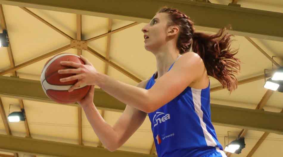 Kobieta z piłką do koszykówki