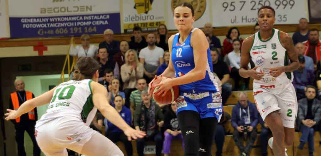 Koszykarki z Gorzowa odrabiają straty. W półfinale jest 1:1 Koszykarki z Gorzowa odrabiają straty. W półfinale jest 1:1 Trzy kobiety w sportowych strojach, jedna trzyma piłkę do koszykówki