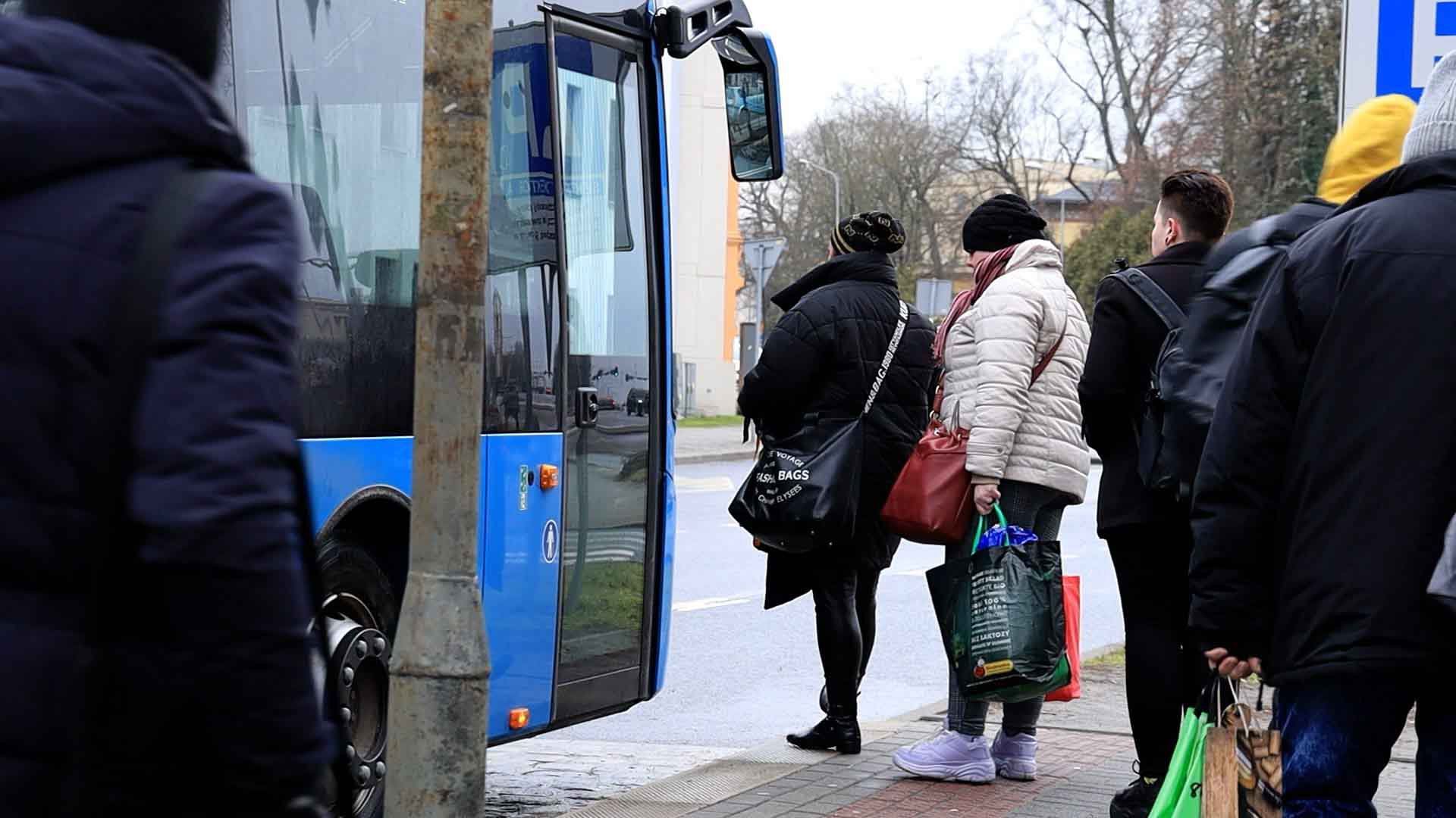 BUS Ludzie wchodzą do niebieskiego autobusu Pociąg z Zielonej do Zbąszynka wraca na tory Koniec z zastępczą podróżą autobusem WIDEO