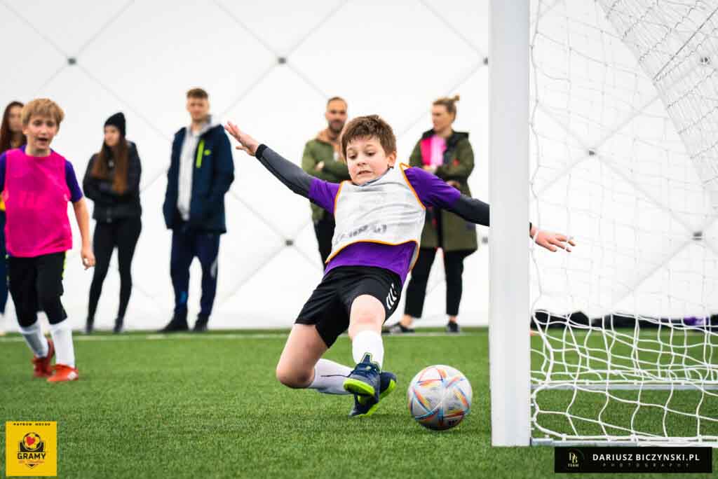 Chłopiec grający w piłkę