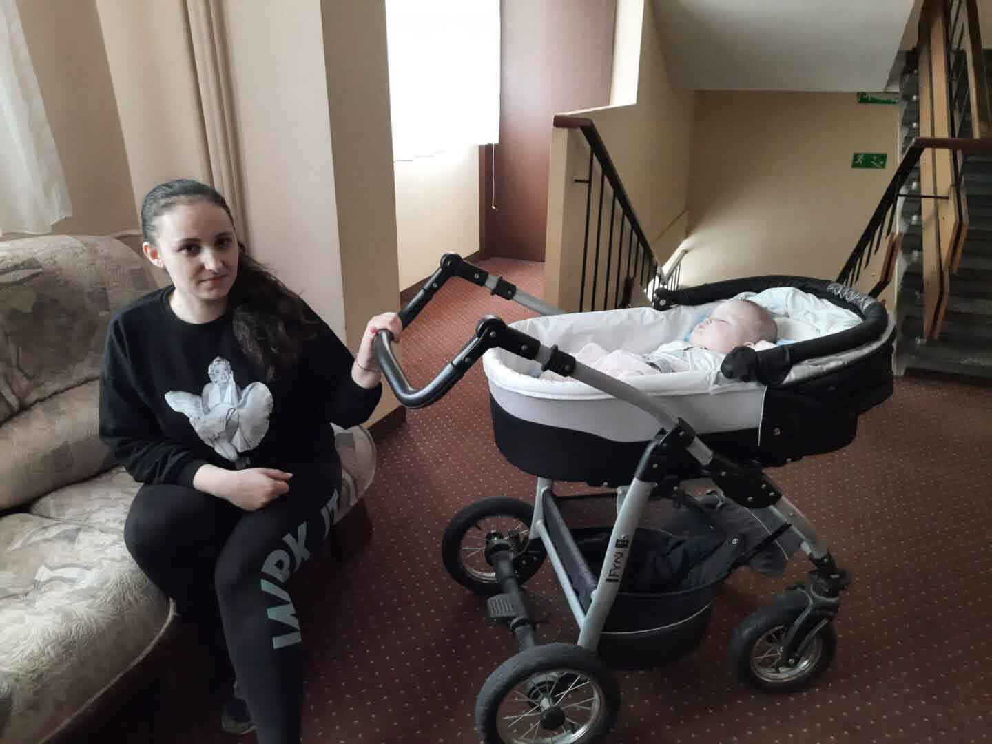 Pani Halina uciekając przed wojną przyjechała jako pierwsza do hotelu Mieszko w Gorzowie Wlkp. Była wtedy w ciąży. Halina Stoliar z dzieckiem Czwarta rocznica wybuchu wojny w Ukrainie