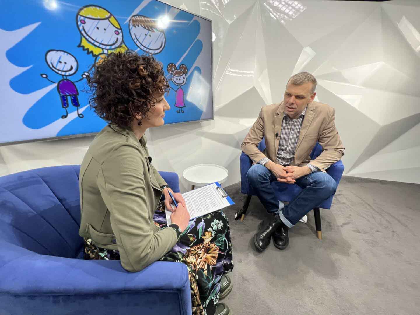 Rozmowa w studiu LCI z Jakubem Piosikiem Dyrektorem Regionalnego Ośrodka Polityki Społecznej w Zielonej Górze  Adopcje Rekordowa liczba szczęśliwych zakończeń WIDEO