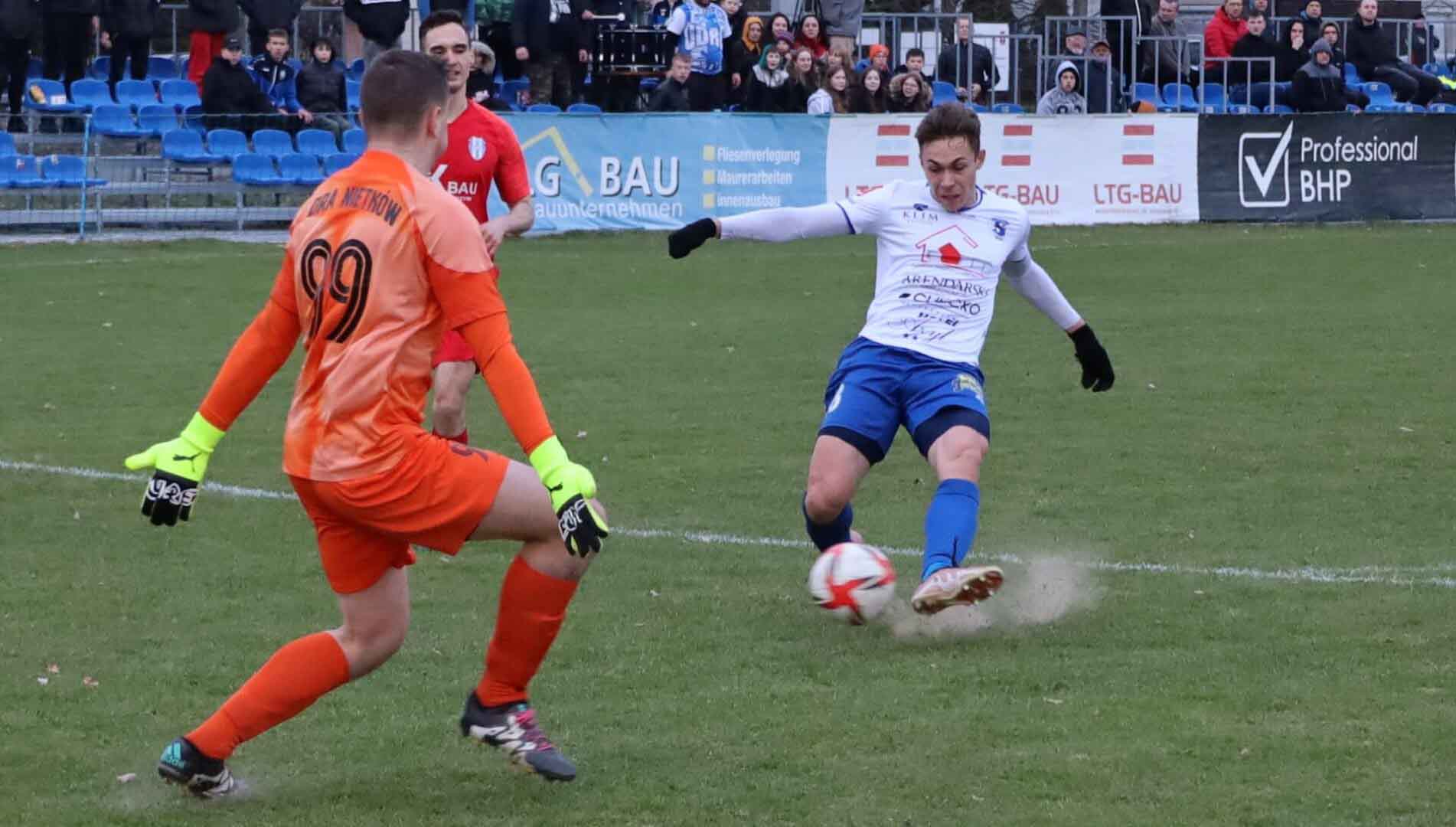 Trzech mężczyzn na boisku  Stilon Gorzów lepszy od Odry Nietków Bramki padły dopiero w dogrywce ZDJĘCIA