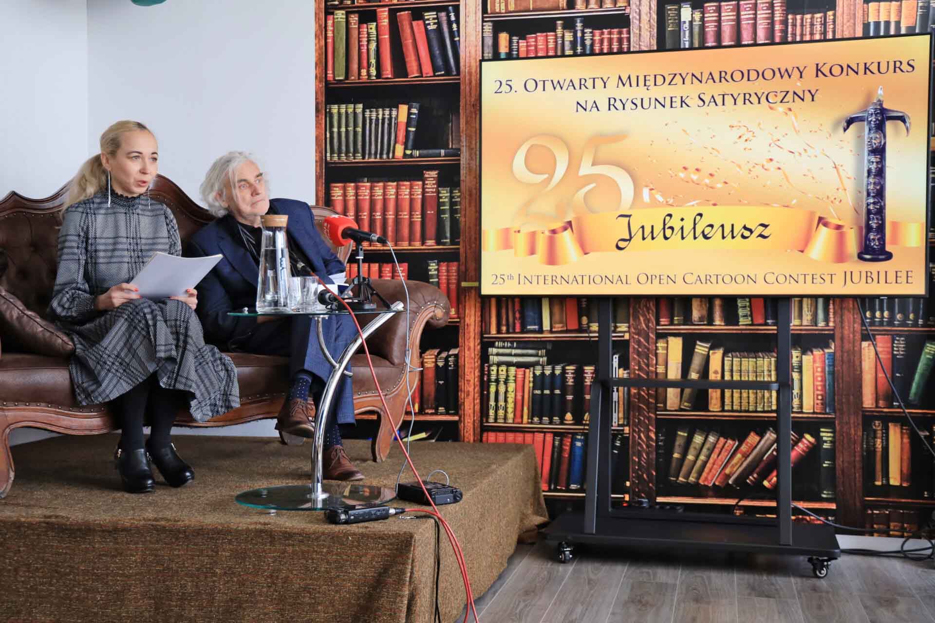 Konferencja otwierająca 25 Otwarty Międzynarodowy Konkurs na Rysunek Satyryczny ph Jubileusz Na zdjęciu zastępczyni dyrektora WiMBP im C Norwida Żaneta Cierach oraz dyrektor Andrzej Buck  Jubileuszowy Otwarty Międzynarodowy Konkurs na Rysunek Satyryczny