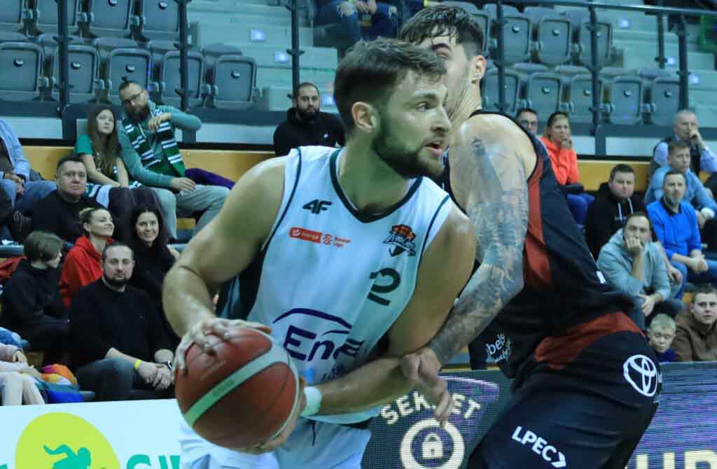 Dwóch mężczyzn, jeden trzyma piłkę