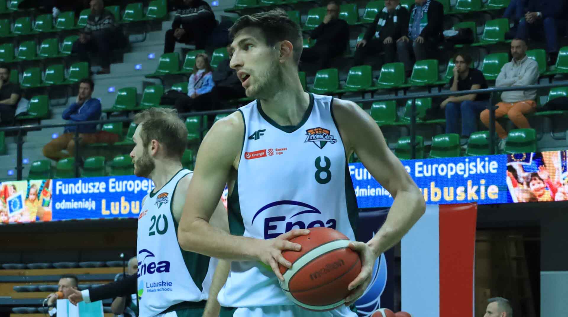 Dwaj mężczyźni w sportowych strojach jeden trzyma piłkę  Nie dla Zastalu półfinał ligi ENBL W rewanżu wysoko przegrywamy ze Stalą