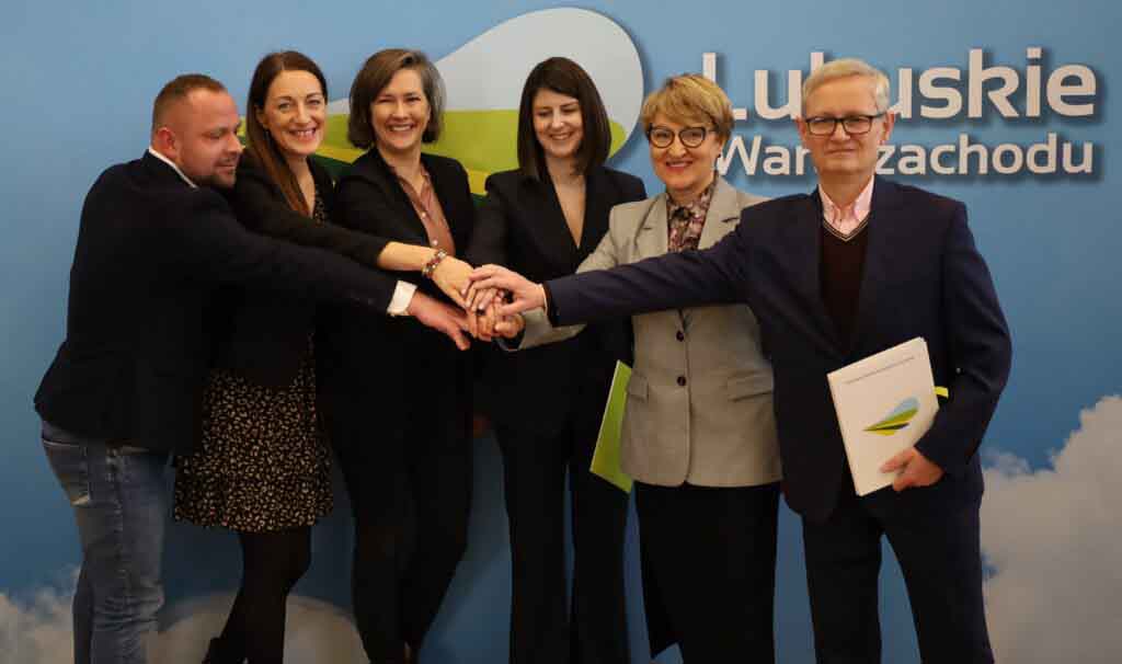 Sześcioro uśmiechniętych ludzi