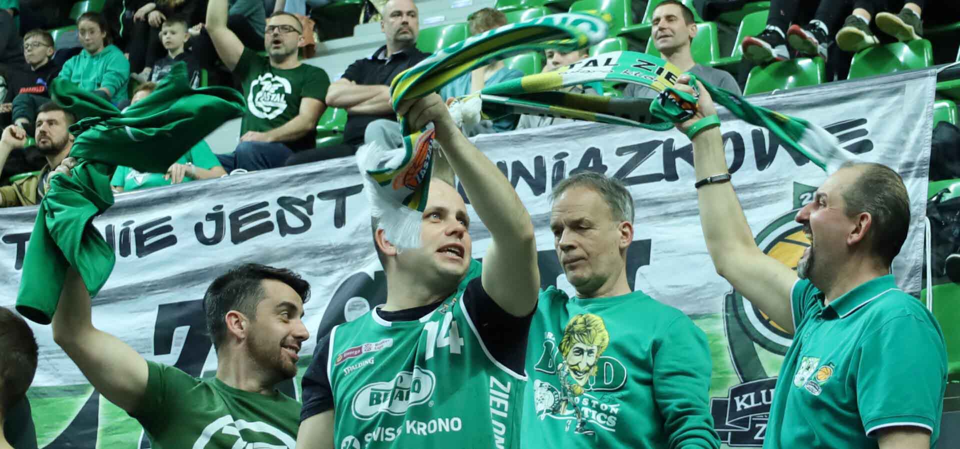 Kibice machający szalikami  Brawo Zastal Takie mecze chcemy oglądać ZDJĘCIA