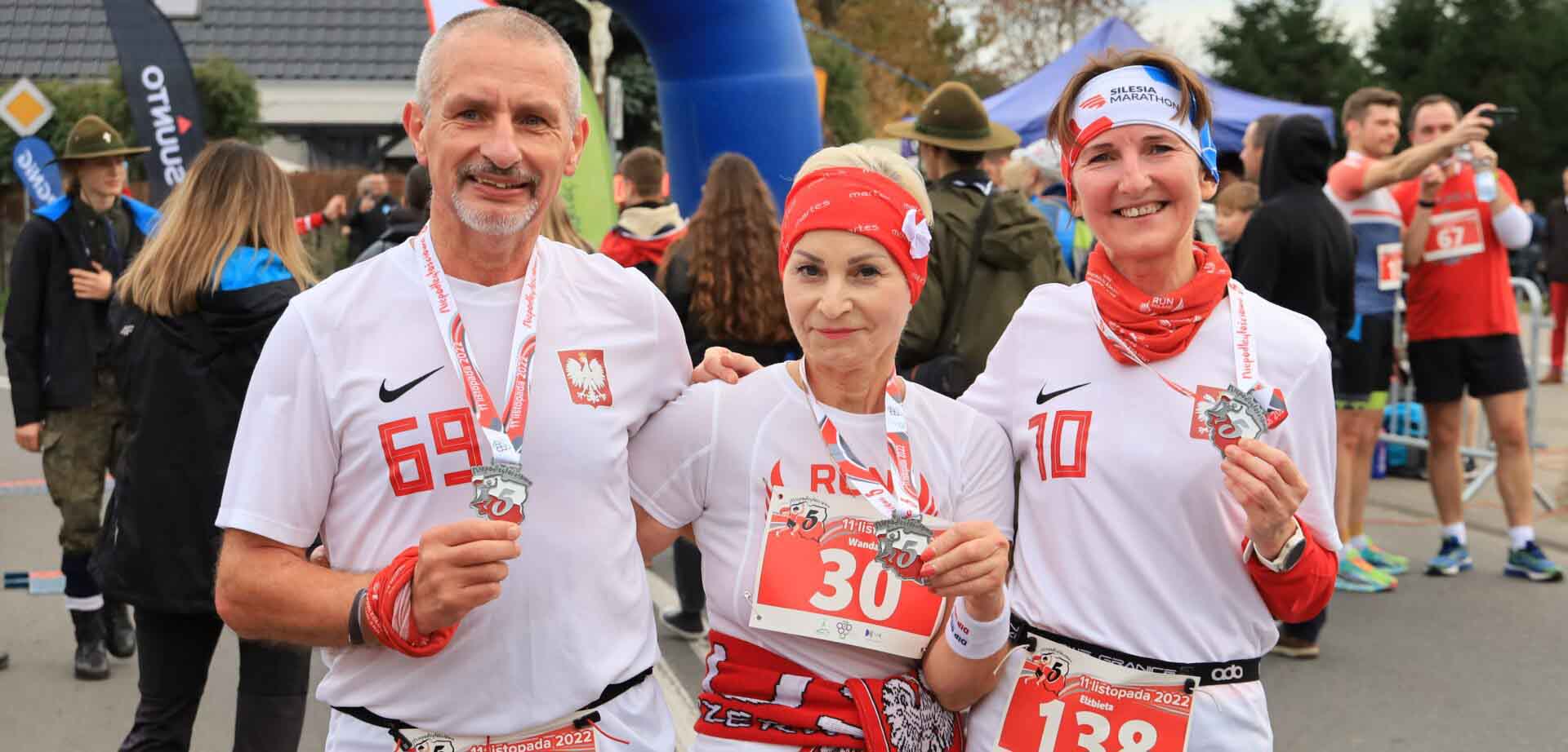 IMG_1867 Troje uśmiechniętych ludzi dwie kobiety i mężczyzna z medalami Wanda Gwiazda Bieganie Polecam każdemu ROZMOWA
