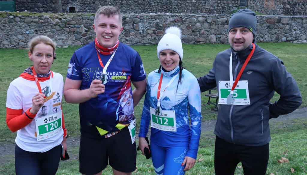 Cztery uśmiechnięte osoby. Dwie kobiety i dwaj mężczyźni