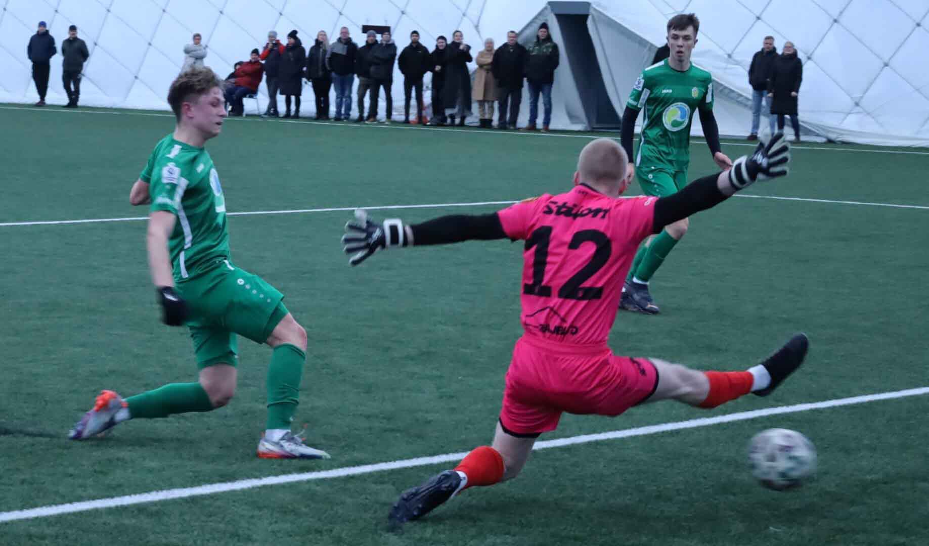 Trzech młodych piłkarzy na boisku  Lechia rozgromiła Stilon Pięć bramek Aleksandra Sadowskiego ZDJĘCIA