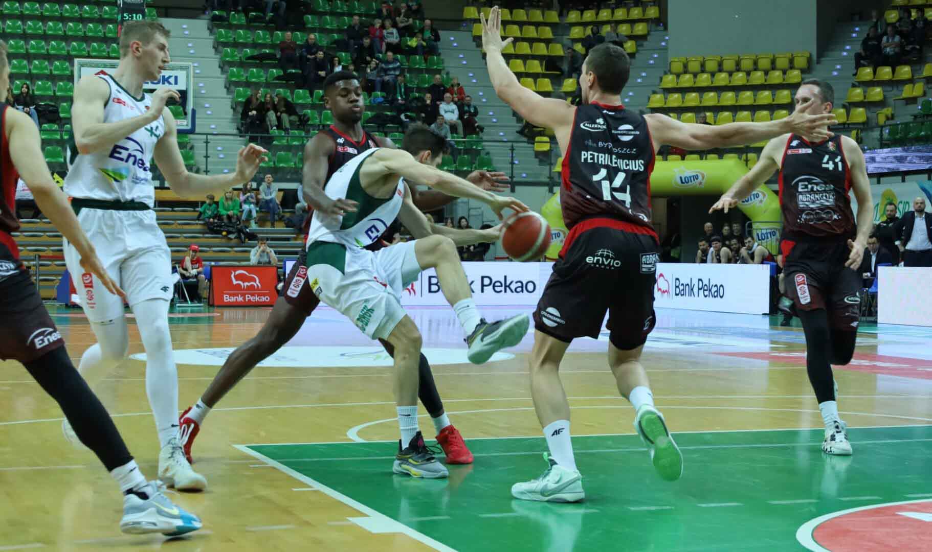 IMG_4845 Sześciu mężczyzn grających w koszykówkę W obronie graliśmy dramat Komentarze po meczu Zastal Astoria ZDJĘCIA KIBICÓW