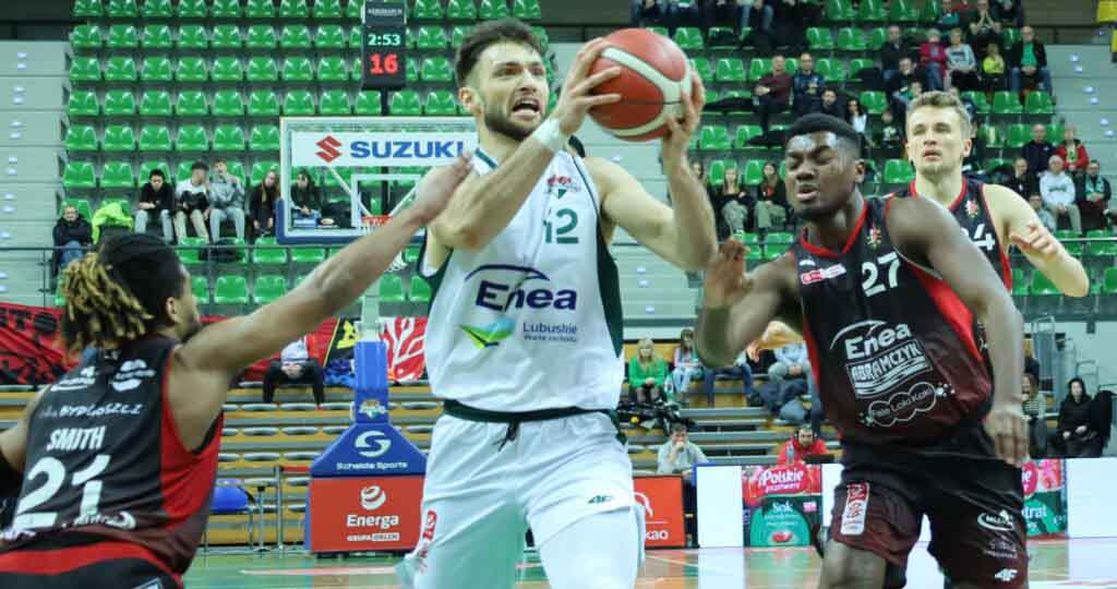 Czterech mężczyzn, jeden trzyma piłkę