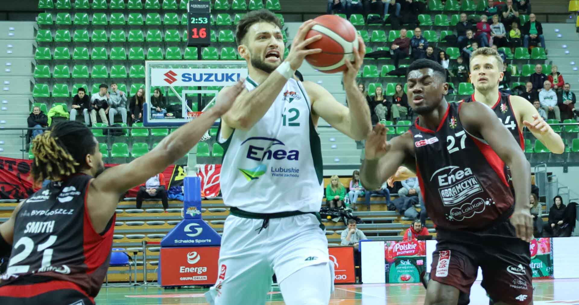 Czterech mężczyzn jeden trzyma piłkę  Niespodziewana porażka Zastalu Zielona Góra Ale wciąż walczymy o play off ZDJĘCIA