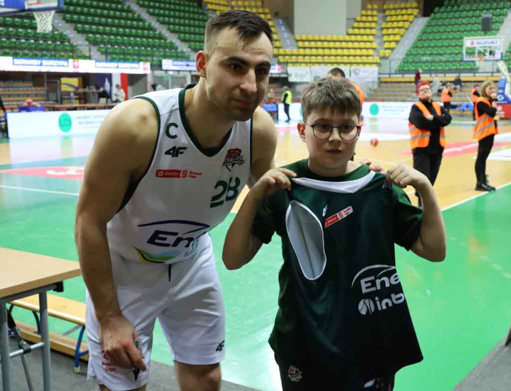 Chłopiec i sportowiec pozują do zdjęcia