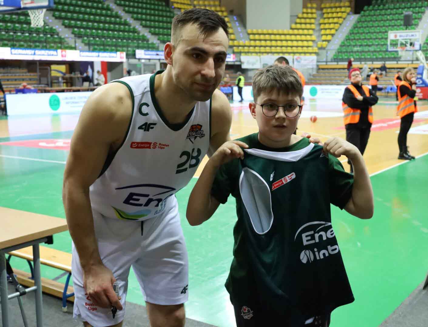 IMG_5164 Chłopiec i sportowiec pozują do zdjęcia Zastal wygrywa z liderem ekstraklasy w ćwierćfinale ligi ENBL ZDJĘCIA