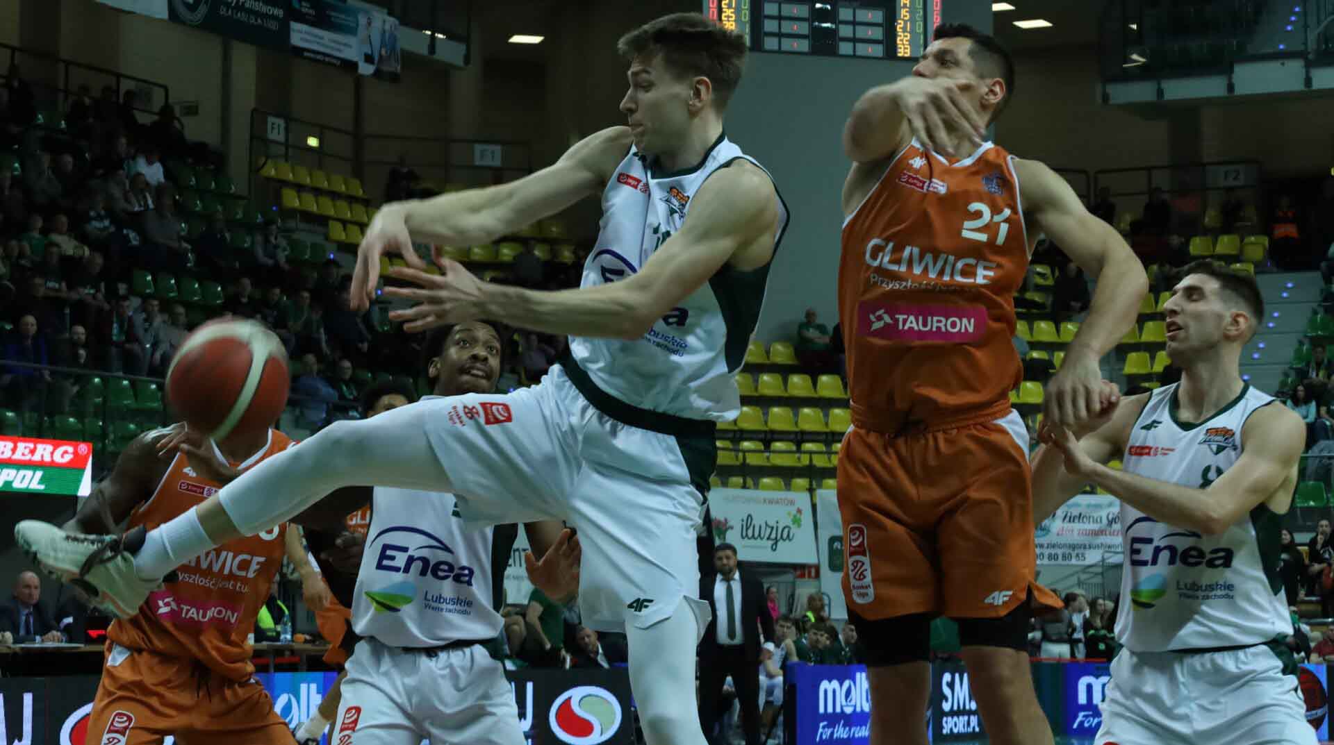 Pięciu mężczyzn w sportowych strojach  Zastal się nie potknął choć łatwo nie było Setka na liczniku ZDJĘCIA