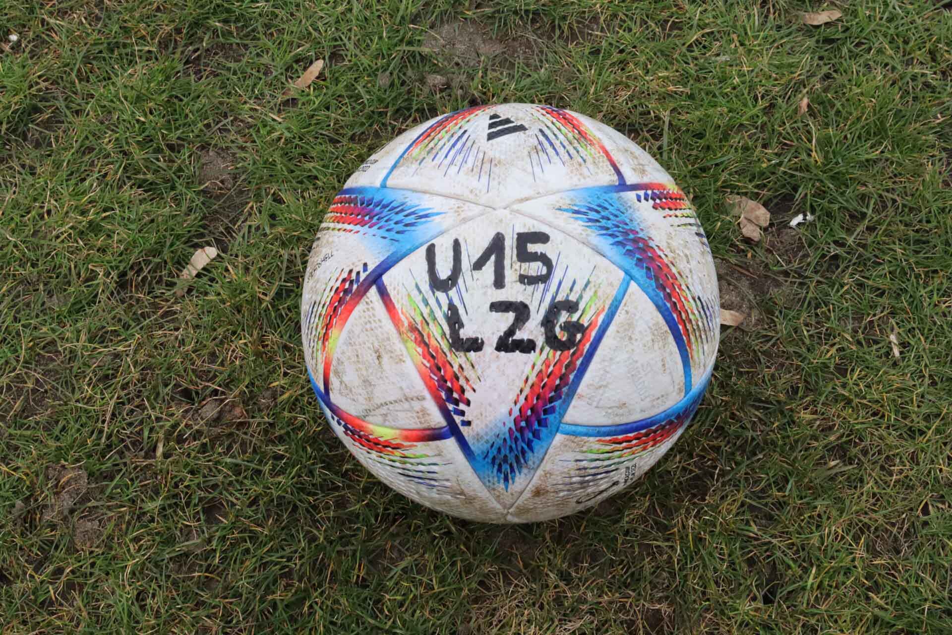 Piłka leżąca na trawie  Piłkarski weekend 25 26 marca Remisy Stilonu i Warty porażki Cariny i Lechii WYNIKI