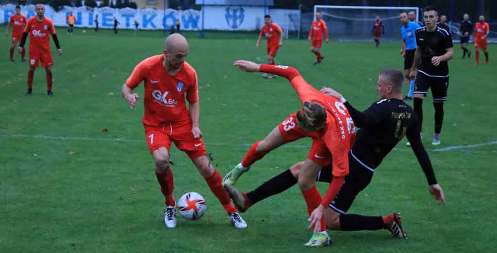 Zaczęło się od falstartu, ale teraz IV liga już ruszy z kopyta. Syrena kontra Odra! Kilkunastu mężczyzn na boisku, trzech z nich walczy o piłkę