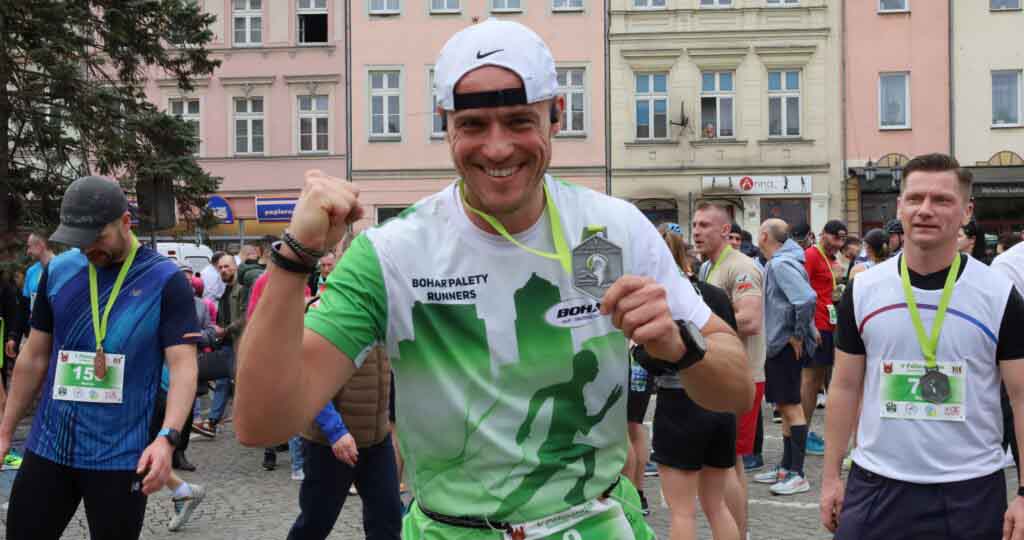 Uśmiechnięty mężczyzna z medalem