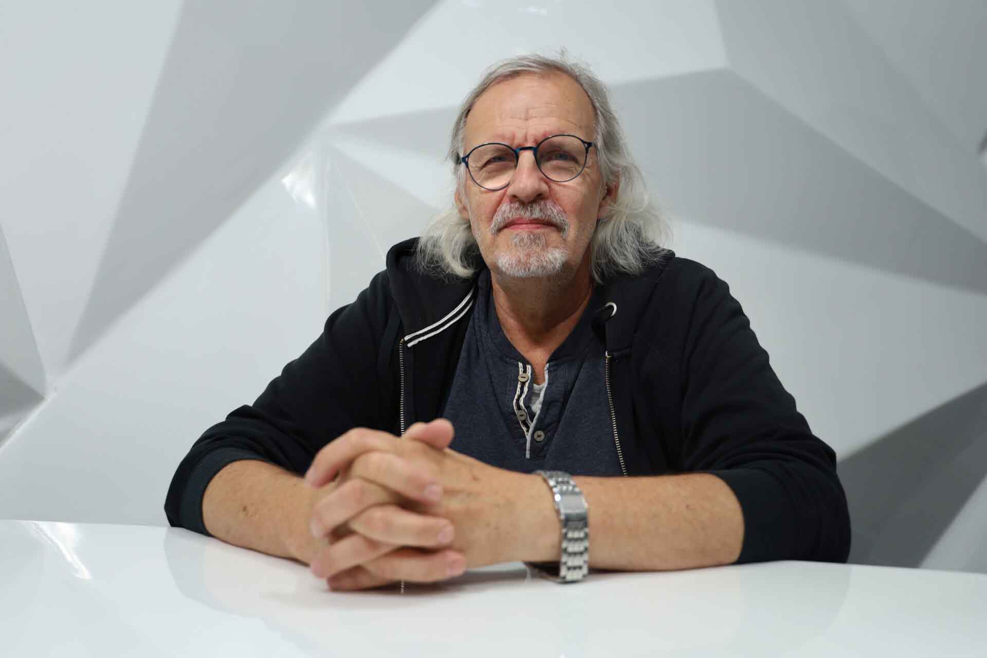 IMG_6252 Mężczyzna przy stoliku Zakola i meandry Zaczyna się jazda FELIETON