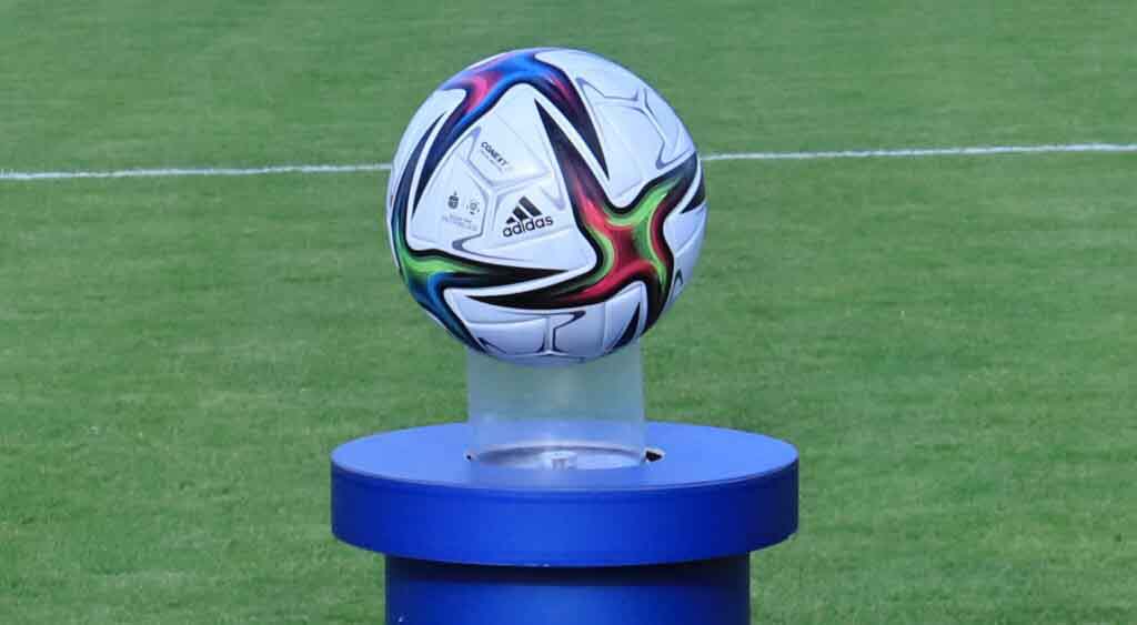 Piłka na tle boiska