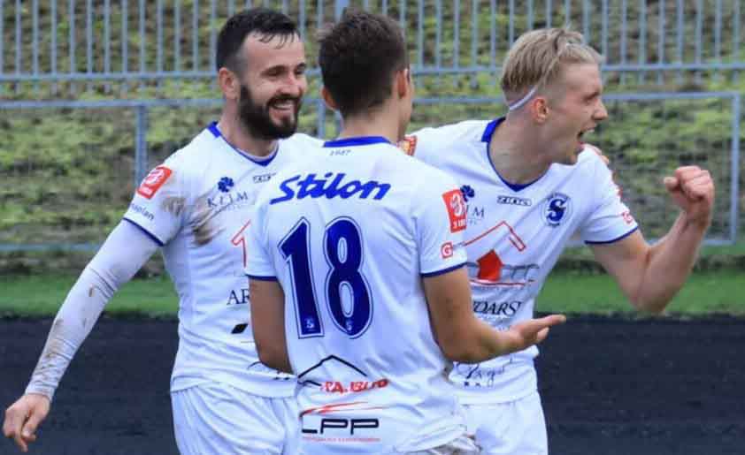 Trzej mężczyźni na boisku