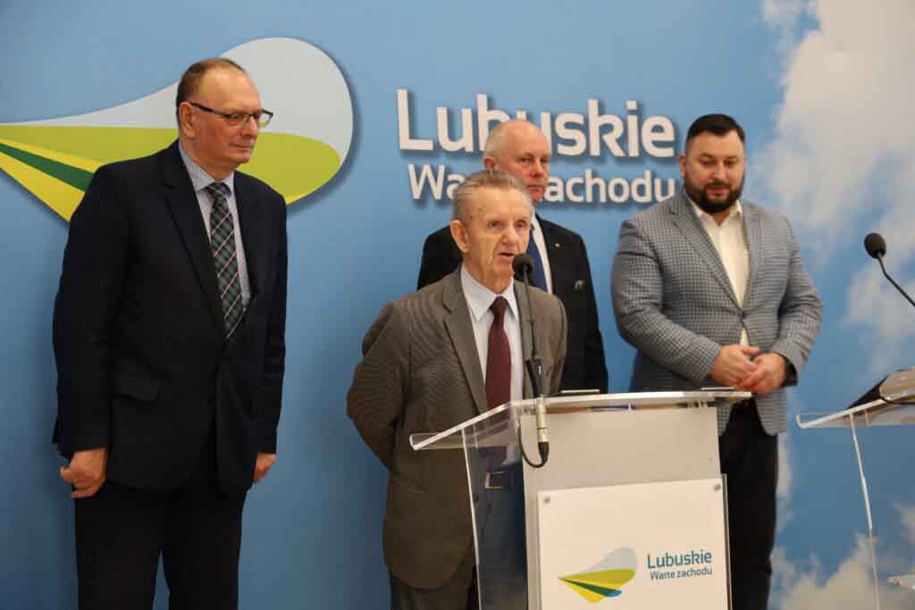 Duża kasa dla działkowców. Urząd marszałkowski daje 400 tys. zł na remonty (WIDEO) Konferencja prasowa w sali prasowej UMWL. Na pierwszym tle dwie mównice. Na drugim tle uczestnicy konferencji