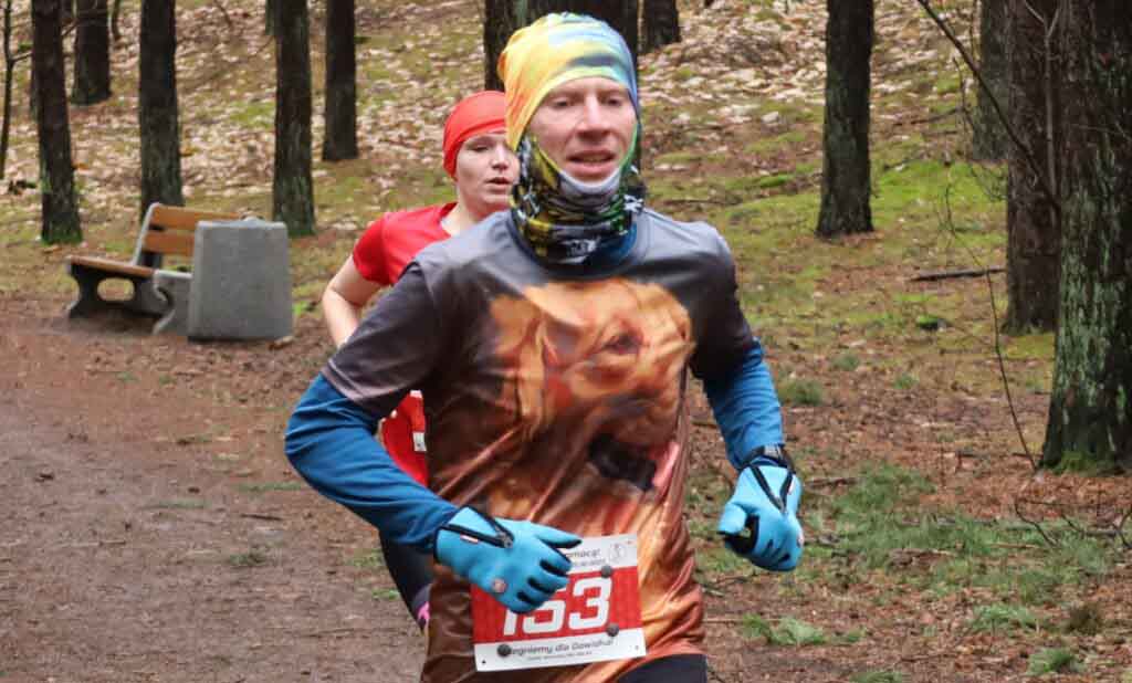 Biegnący mężczyzna i kobieta