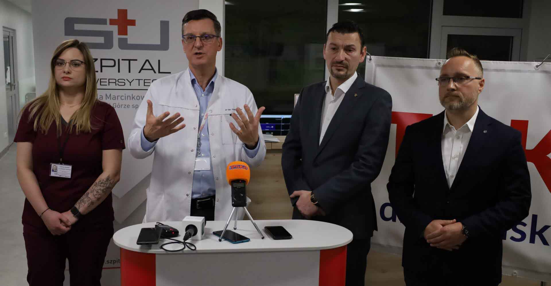 Cztery osoby na tle banera z napisem Szpital Uniwersytecki  Prezent od Rotary Club Zielona Góra dla Centrum Zdrowia Matki i Dziecka WIDEO