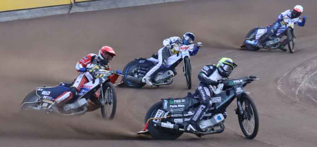 Cztery osoby na motocyklach