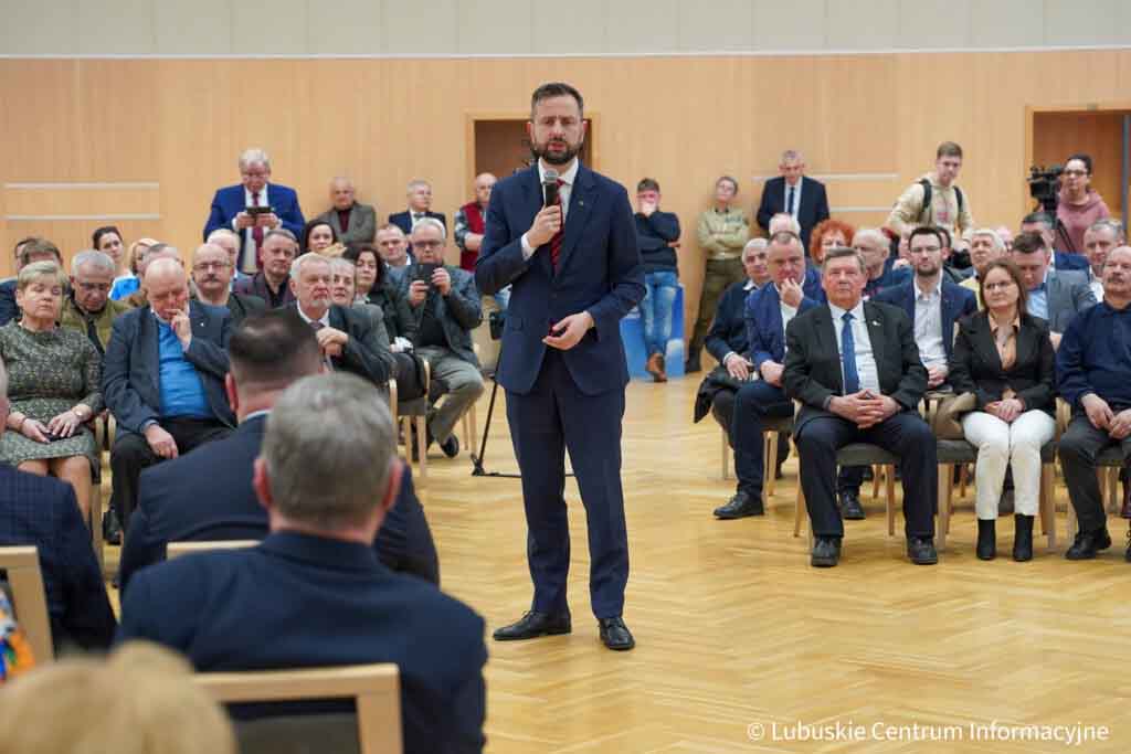 Władysław Kosiniak-Kamysz podczas spotkania w sali kolumnowej urzędu marszałkowskiego.