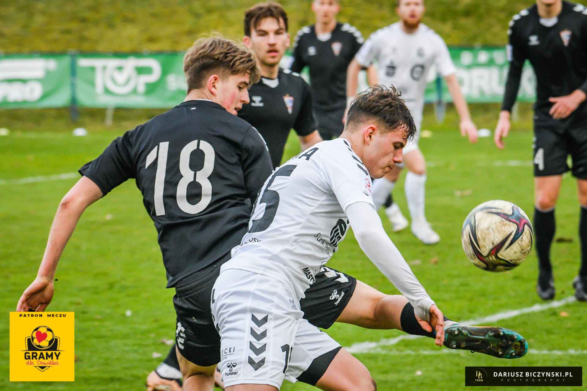 Sześciu mężczyzn gra w piłkę  Lechia poległa z Górnikiem II Po czerwonej kartce gra się posypała ZDJĘCIA