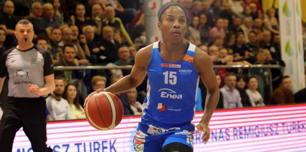 Kobieta z piłką do koszykówki