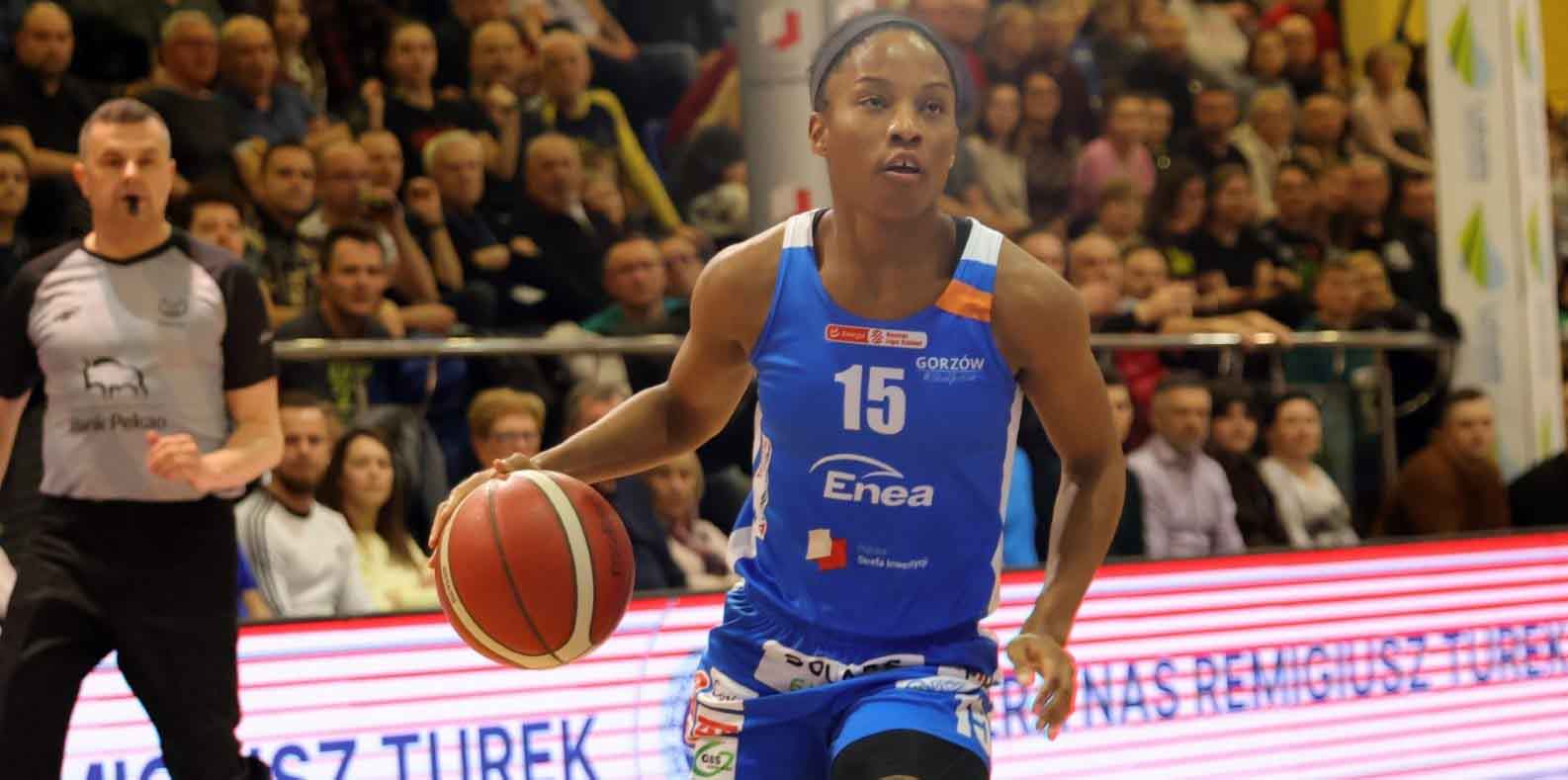 Kobieta z piłką do koszykówki  Koniec marzeń o finale Koszykarki z Gorzowa przegrały po raz trzeci